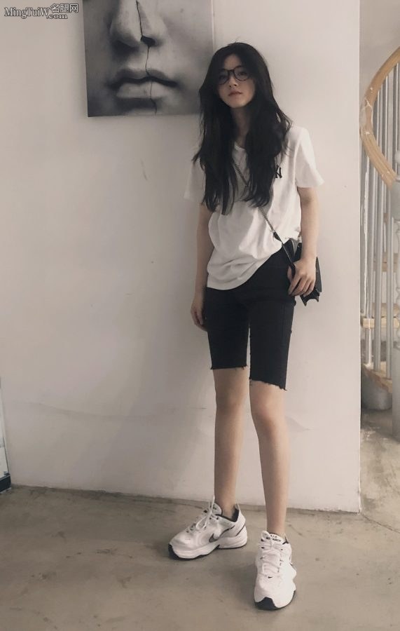 赵露思紧身短裤运动鞋美腿修长(1/2)