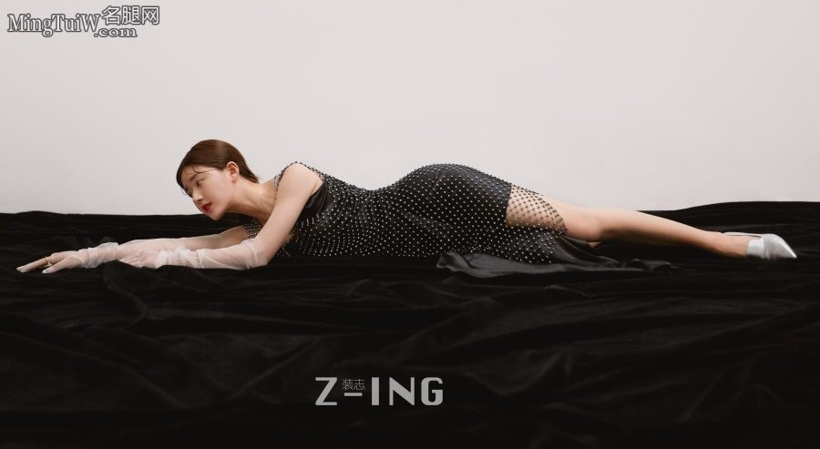 可爱气质女星赵露思脚穿蓝色花丝袜(6/8)