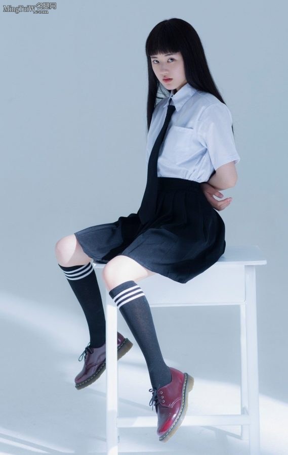 清秀的美女赵露思穿学生服棉筒袜拍写真（第1张/共7张）