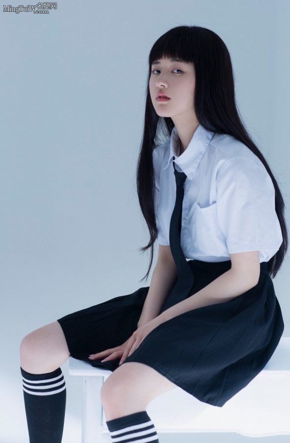 清秀的美女赵露思穿学生服棉筒袜拍写真(2/7)