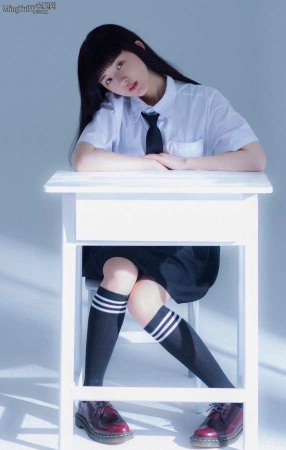 清秀的美女赵露思穿学生服棉筒袜拍写真(4/7)