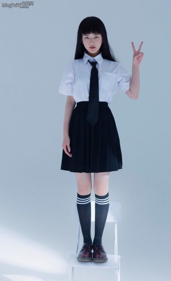 清秀的美女赵露思穿学生服棉筒袜拍写真(5/7)