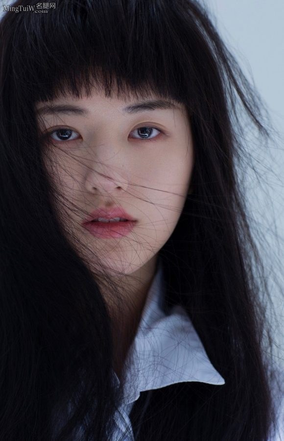 清秀的美女赵露思穿学生服棉筒袜拍写真(6/7)