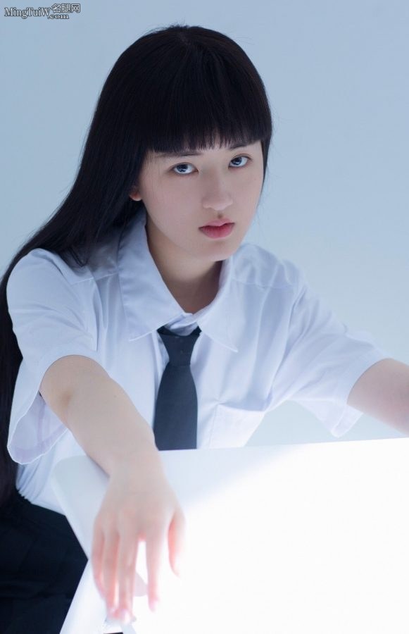 清秀的美女赵露思穿学生服棉筒袜拍写真(7/7)