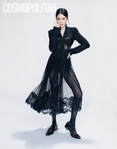 《时尚COSMO》周秀娜美腿穿黑丝袜拍摄性感写真大片