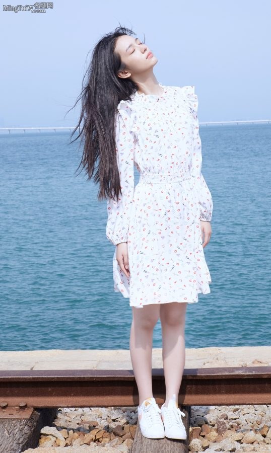 清纯漂亮的女生周也海边秀细白美腿(2/7)