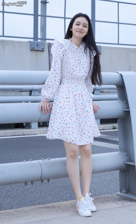 清纯漂亮的女生周也海边秀细白美腿(3/7)