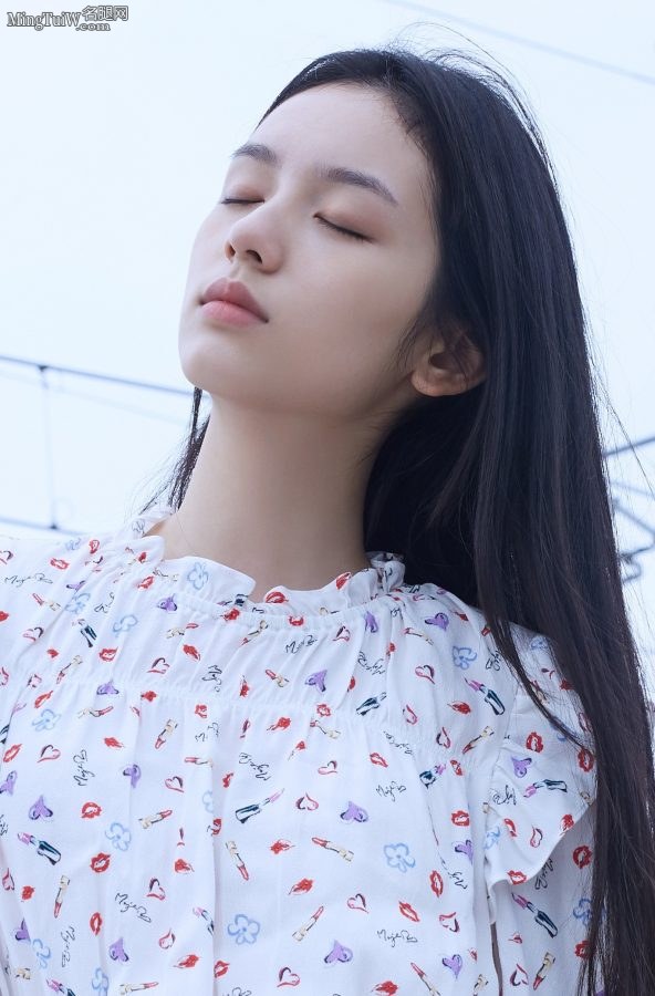 清纯漂亮的女生周也海边秀细白美腿(5/7)