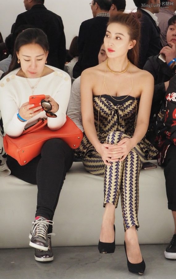 Tall lady Zhou Zhi wears tight pants to tighten her beautiful legs(1/5)