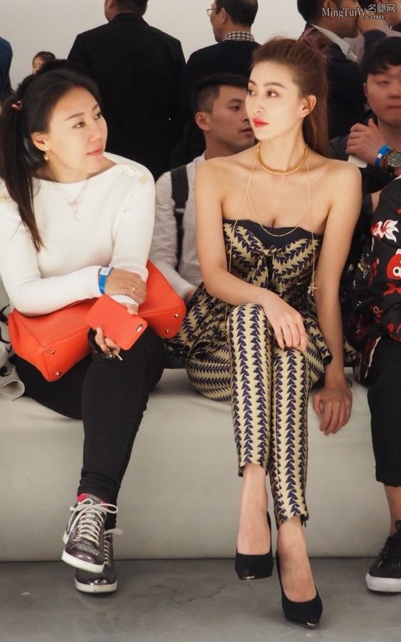 Tall lady Zhou Zhi wears tight pants to tighten her beautiful legs(2/5)