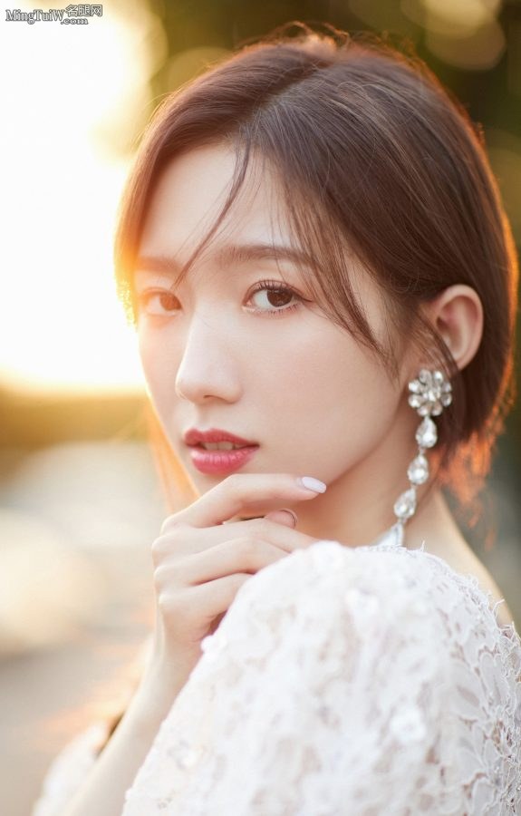 温柔阳光下孟美岐穿蕾丝裙踩高跟气质纯美(3/4)