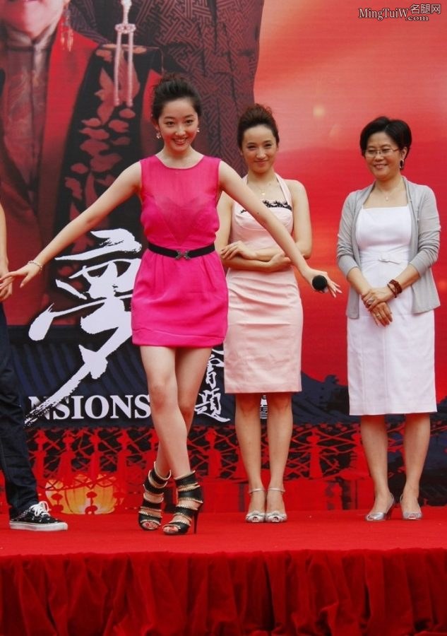 《红楼梦》时期李沁（薛宝钗）、蒋梦婕（林黛玉）、李伊蔓（袭人）、丁荔（贾探春）四金钗齐秀腿(4/30)