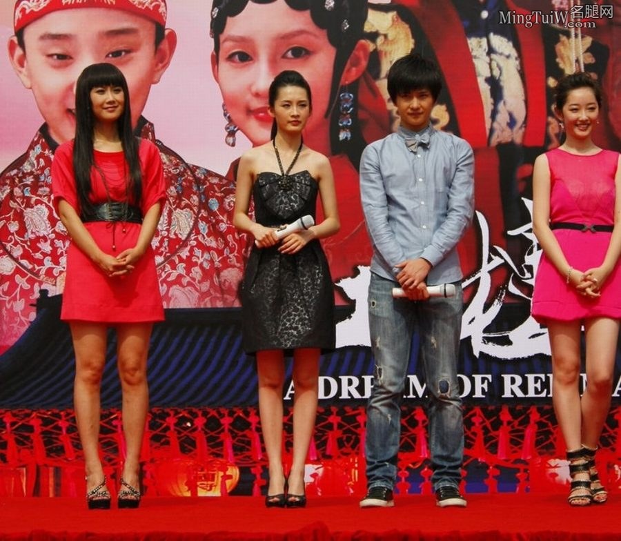 《红楼梦》时期李沁（薛宝钗）、蒋梦婕（林黛玉）、李伊蔓（袭人）、丁荔（贾探春）四金钗齐秀腿(25/30)