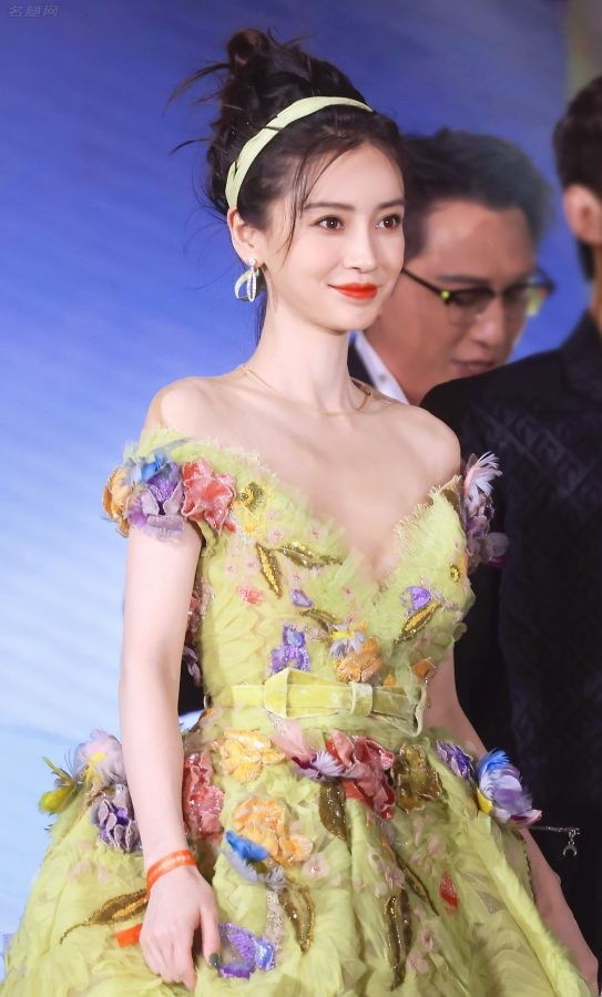 绿野仙踪杨女神Angelababy穿深V雕花裙颜值爆表(16/25)