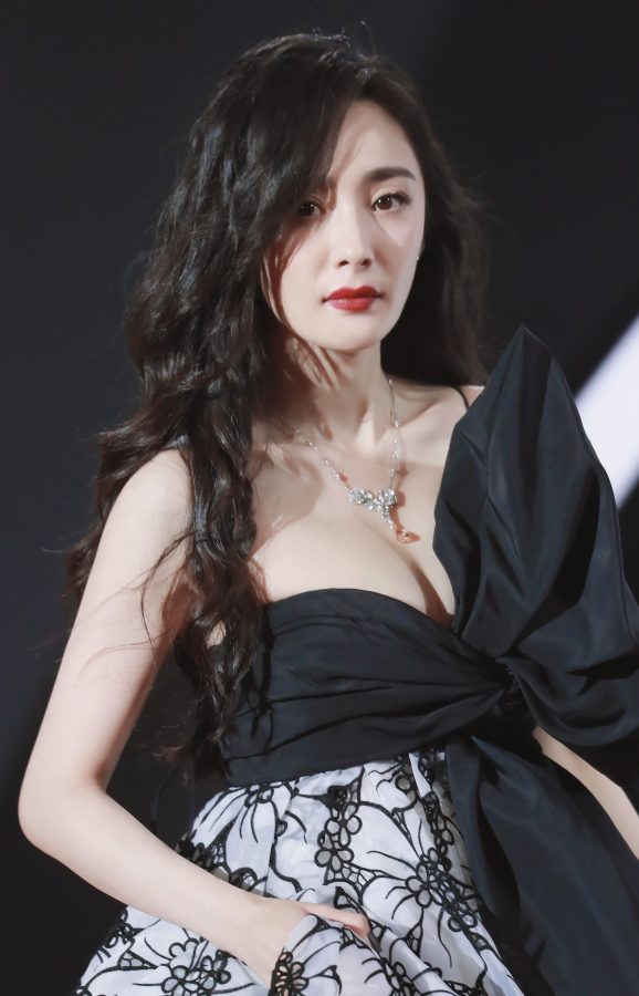 时尚先生红毯杨幂穿低胸礼服显风韵，软弹感十足(41/46)