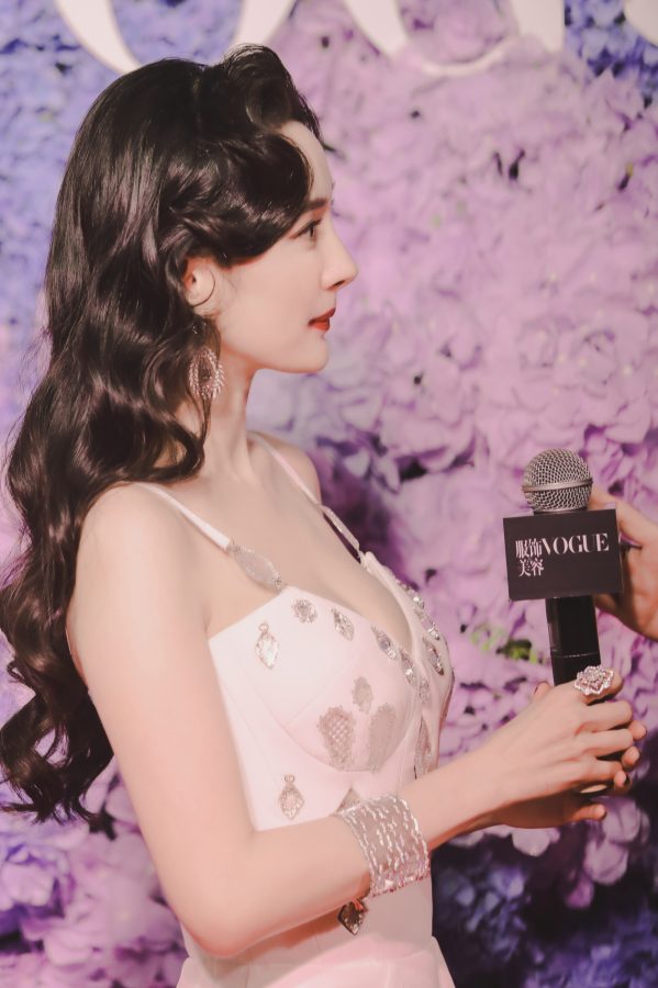 The most beautiful bride tonight, Yang Mi, has flawless legs(33/37)