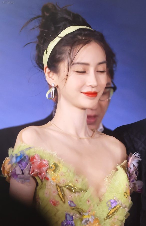 绿野仙踪杨女神Angelababy穿深V雕花裙颜值爆表(17/25)