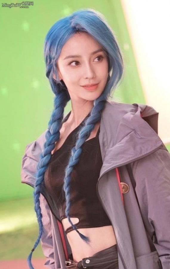 杨颖变身成为《英雄联盟》角色俏美金克丝，魅力蓝发小蛮腰(8/10)