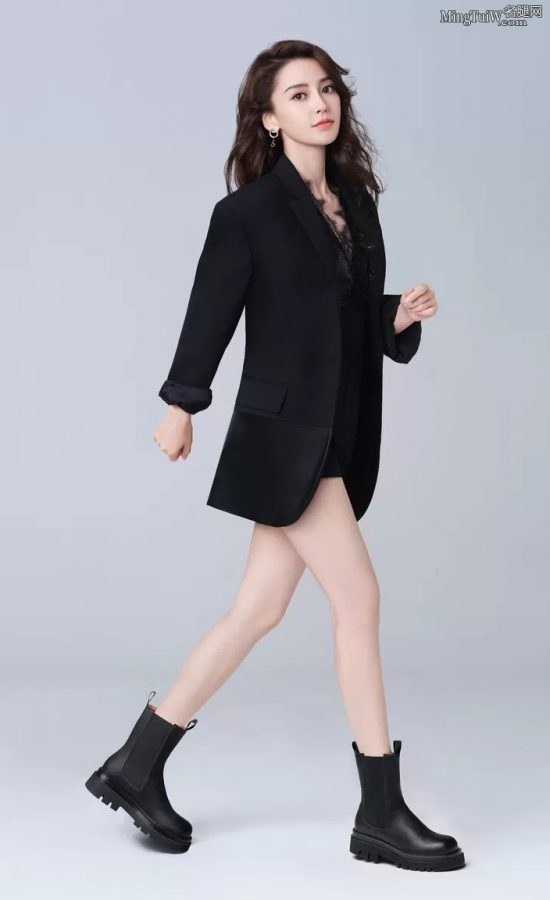 杨颖穿短靴拍摄宣传写真照美腿修长(4/4)