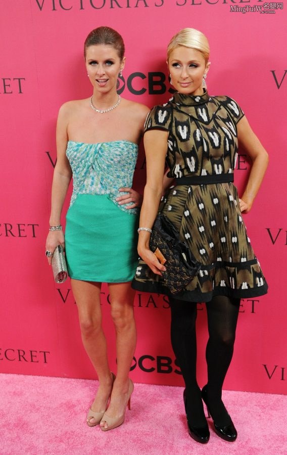 Paris Hilton和Nicky Hilton富家姐妹俩红毯上丝腿和光腿（第3张/共7张）