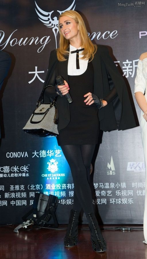 Paris Hilton商业活动现场厚黑丝袜美腿(3/8)