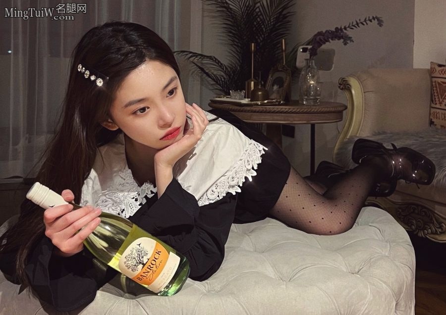半藏森林胡文婕圆点黑丝袜腿(1/3)