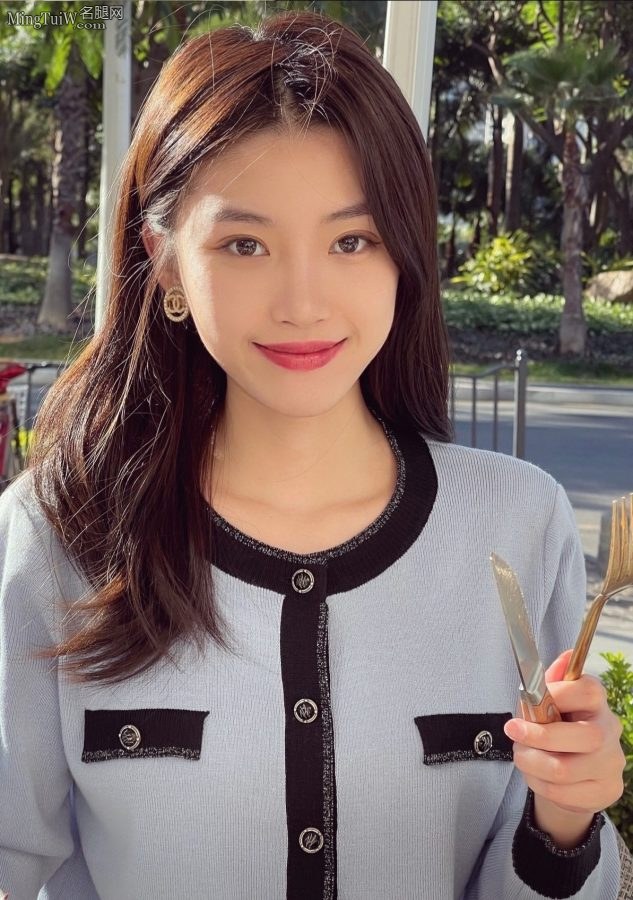 可爱甜美半藏森林短裤细腿外出遛狗(4/8)