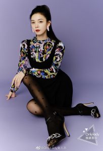 陈瑶穿了心型图案超薄黑色丝袜登上时尚杂志