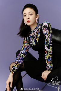 陈瑶穿了心型图案超薄黑色丝袜登上时尚杂志
