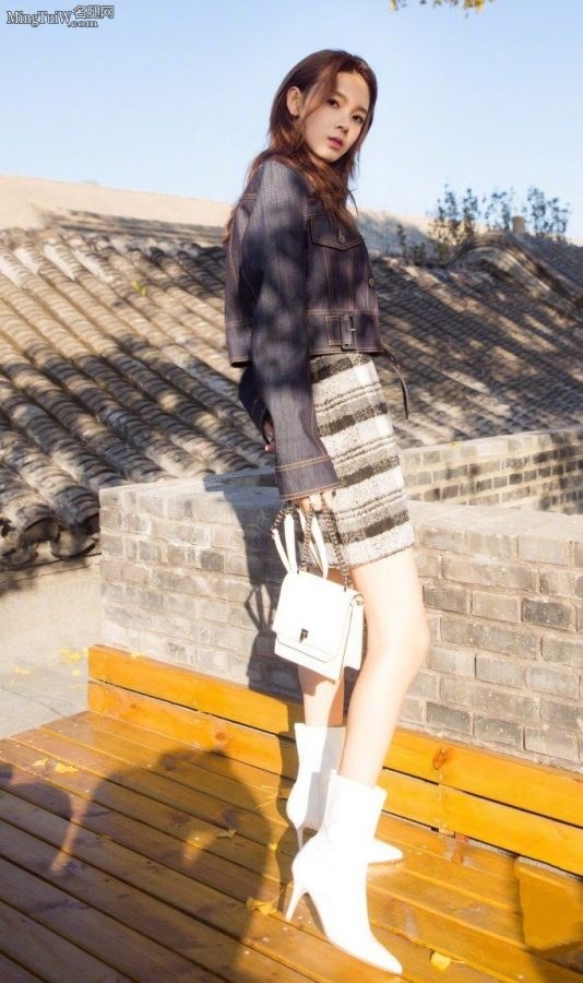 陈瑶妹子玉腿穿STUART WEITZMAN高跟短靴帅气俊俏(1/4)