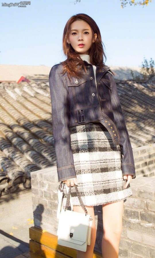 Chen Yao looks handsome in her beautiful legs wearing STUART WEITZMAN high-heeled short boots(2/4)