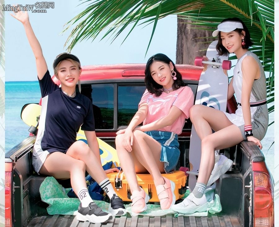 戴萌、赵粤、许佳琪美腿女孩们的快乐假期(1/2)