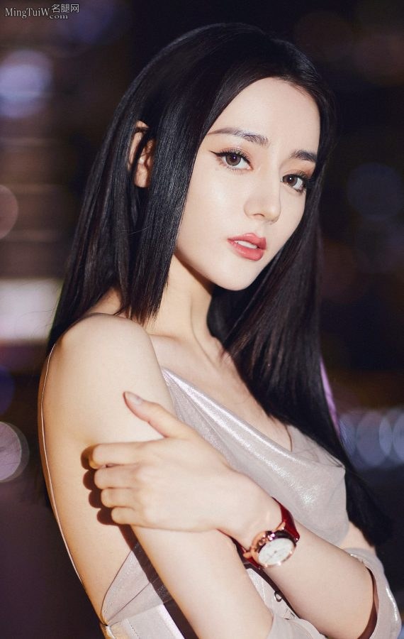 迪丽热巴在城市夜色中穿一袭开叉长裙秀纤细美腿尽显优雅(5/13)