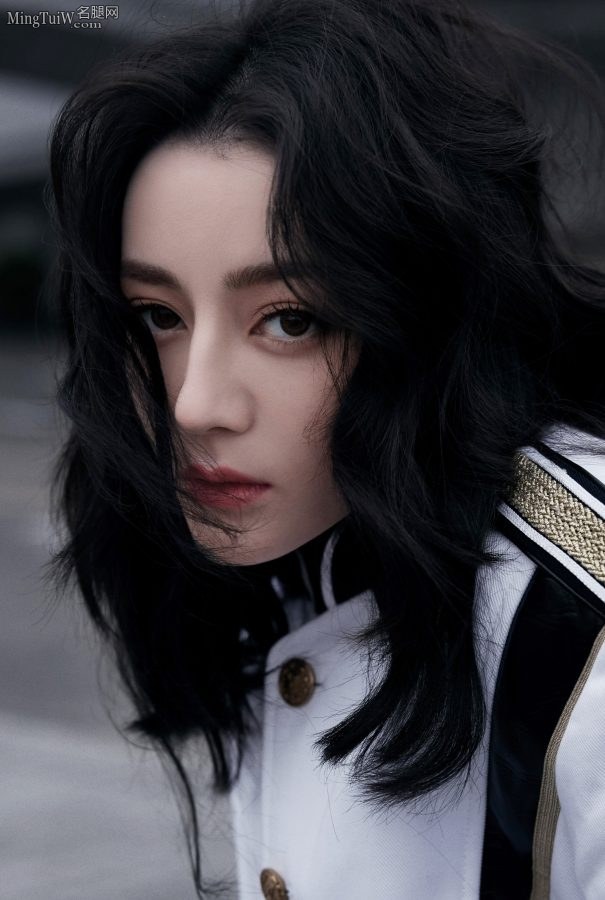 迪丽热巴时髦穿搭玉腿纤长(7/9)