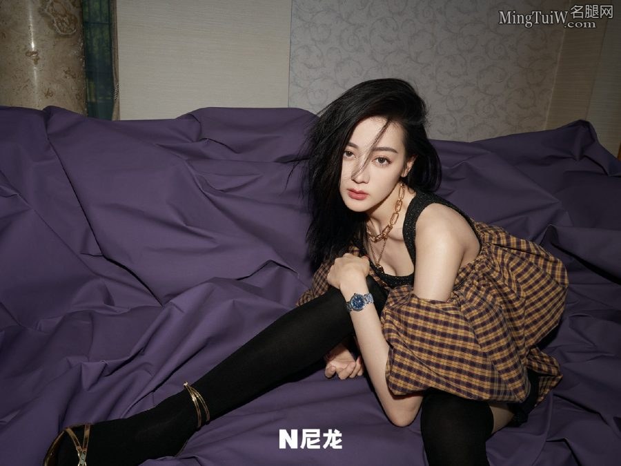 《尼龙》杂志迪丽热巴穿上丝袜拍摄慵懒写真大片(2/6)
