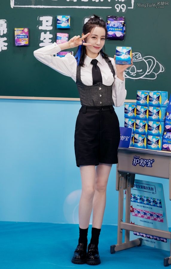 重回学生时代迪丽热巴在教室的课桌旁秀美腿(8/10)