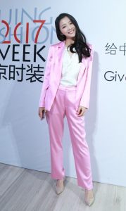 厉蔺菲穿粉色西装踩尖头高跟参加北京时装周