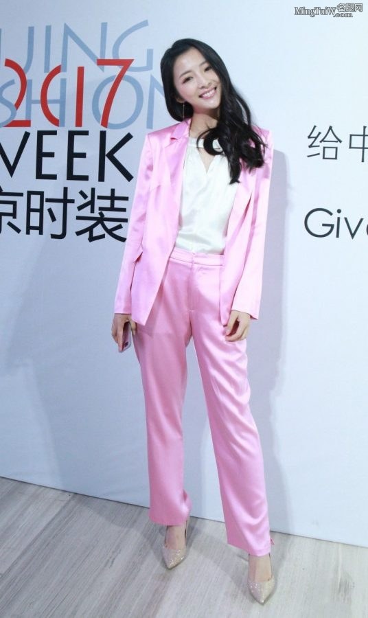 厉蔺菲穿粉色西装踩尖头高跟参加北京时装周（第5张/共6张）