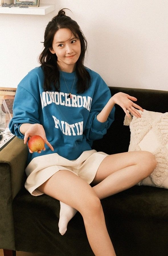可爱妹子林允儿居家美腿写真(1/3)