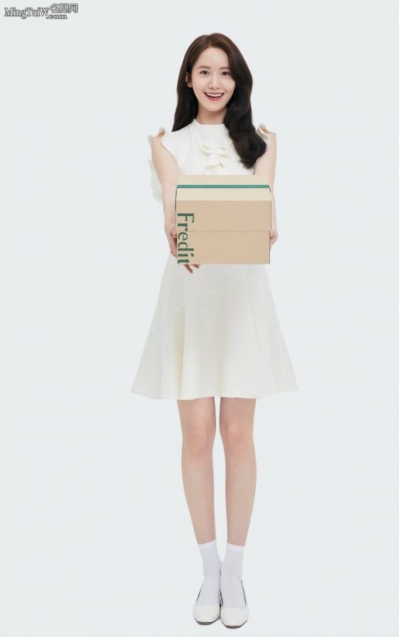 林允儿白裙玉腿短袜少女感满满(1/5)