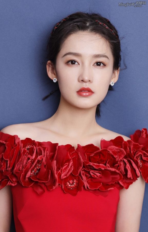 李沁一袭红色修身长裙身材曲线动人(3/7)