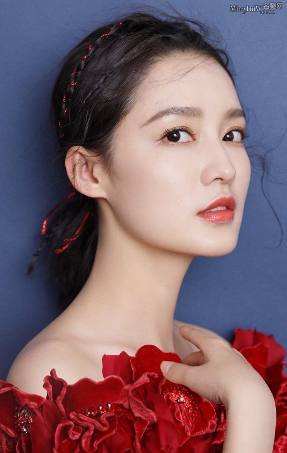 李沁一袭红色修身长裙身材曲线动人(4/7)