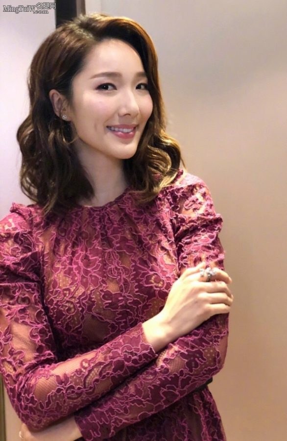 李亚男的黑色丝袜短靴高跟先开个场(2/3)
