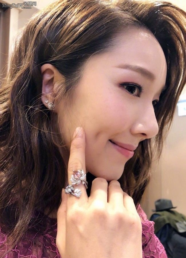 李亚男的黑色丝袜短靴高跟先开个场(3/3)