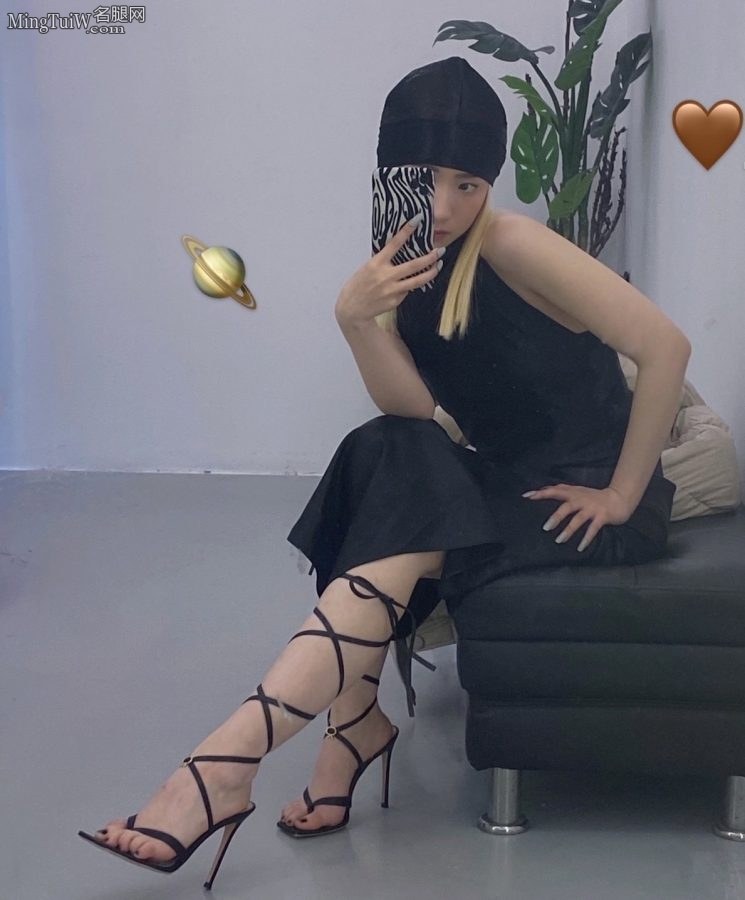 孟美岐玉足穿绑带细高跟鞋自拍(1/3)