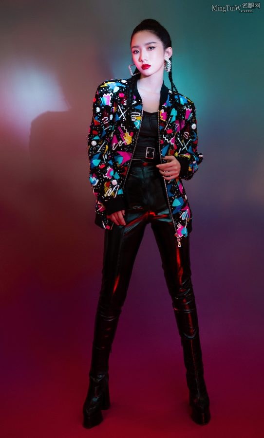 Meng Meiqi wears tight shiny leather pants and high heels on stage(6/15)