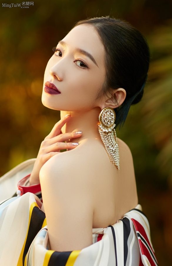 孟美岐穿开叉阔腿裤脚踩防水平台恨天高(4/4)