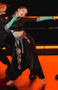 孟美岐光着白脚丫跳民族舞