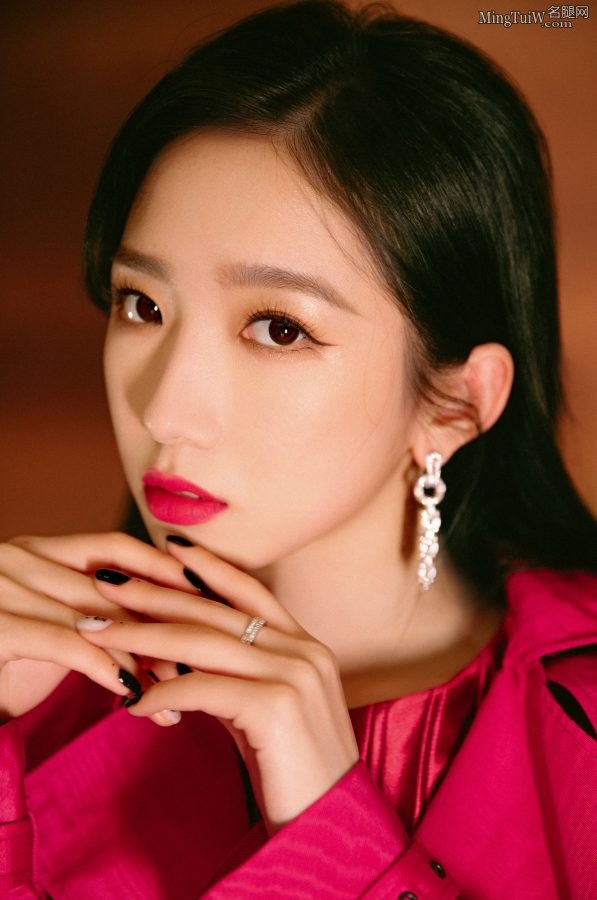 孟美岐美腿穿蓝色打底裤气质闪耀美艳(4/6)