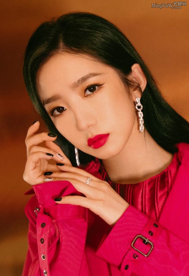 孟美岐美腿穿蓝色打底裤气质闪耀美艳(5/6)